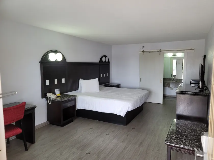 Fairway Inn - Image 1