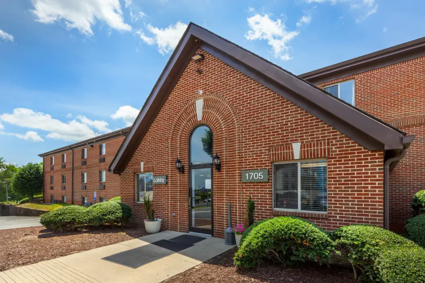 HomeTowne Studios & Suites by Red Roof Greensboro - Image 1