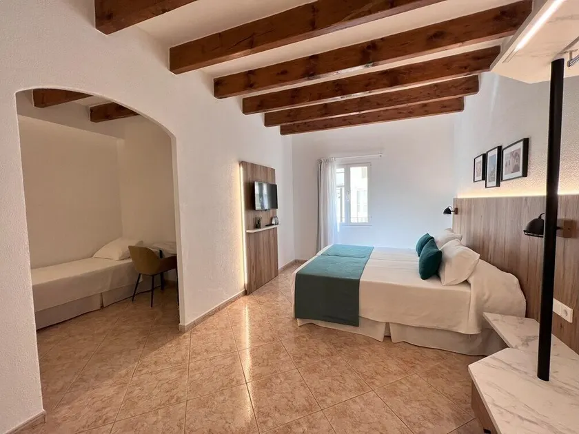 Alfons Hotel - Image 1