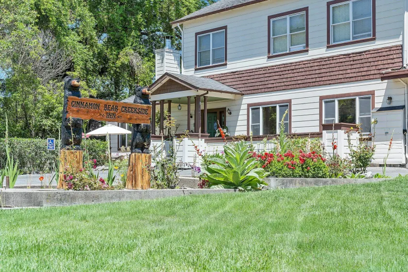 Cinnamon Bear Creekside Inn - Image 1
