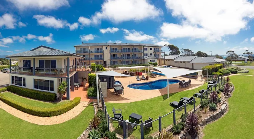 Amooran Oceanside Apartments and Motel - Image 1