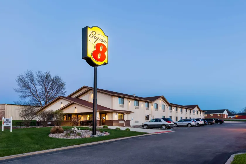Super 8 by Wyndham Spirit Lake/Okoboji - Image 1