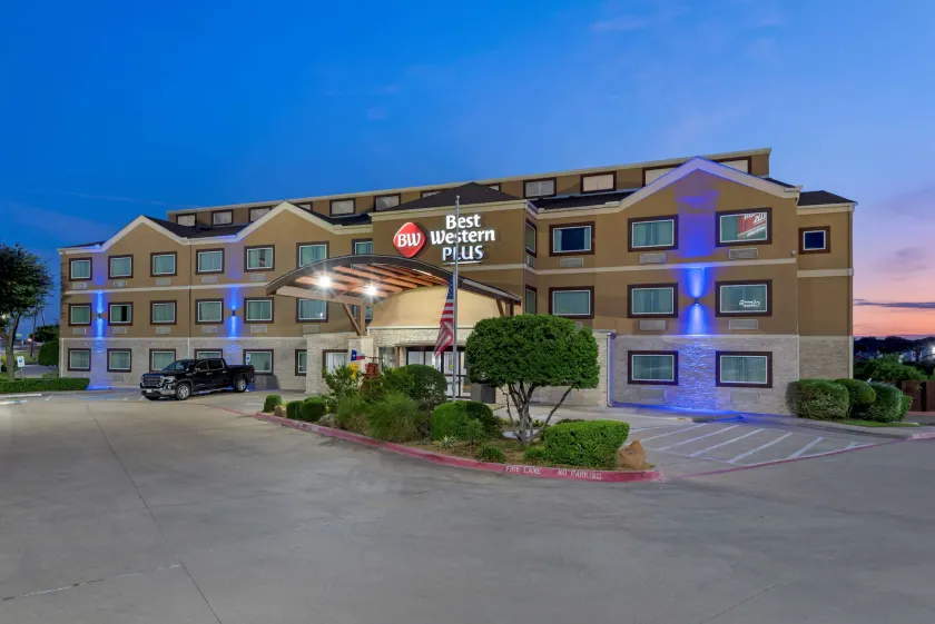 Best Western Plus Arlington North Hotel & Suites - Image 1