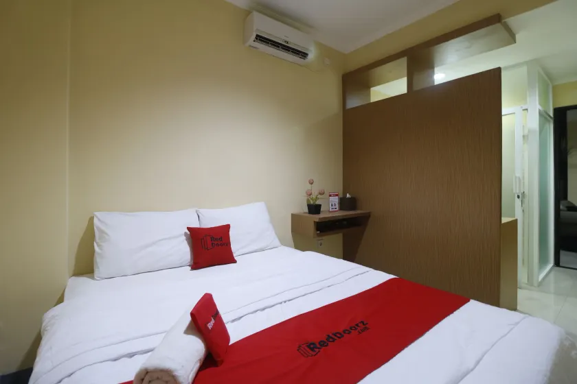 RedDoorz near ITC Cempaka Mas - Image 1