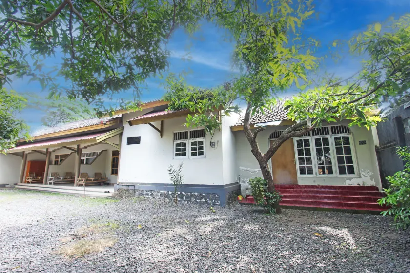 SPOT ON 92973 Madani Syariah Guesthouse - Image 1