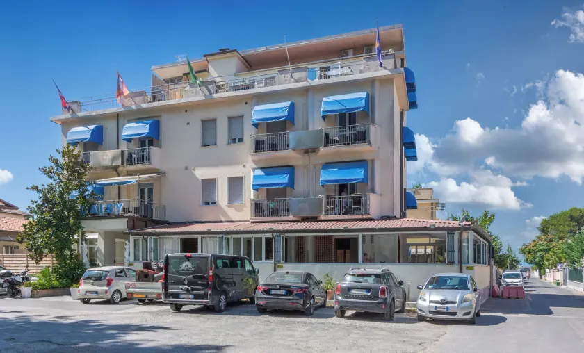 Hotel Daisy - Image 1