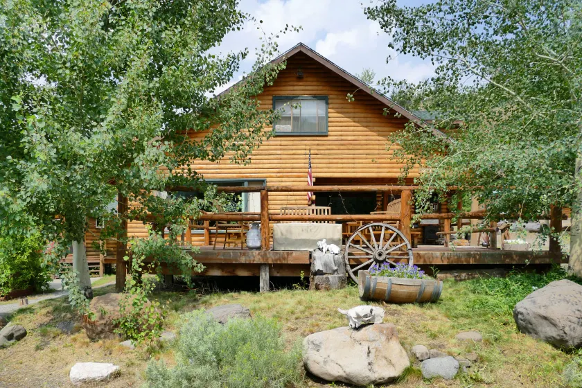 Creekside Lodge at Yellowstone - Image 1