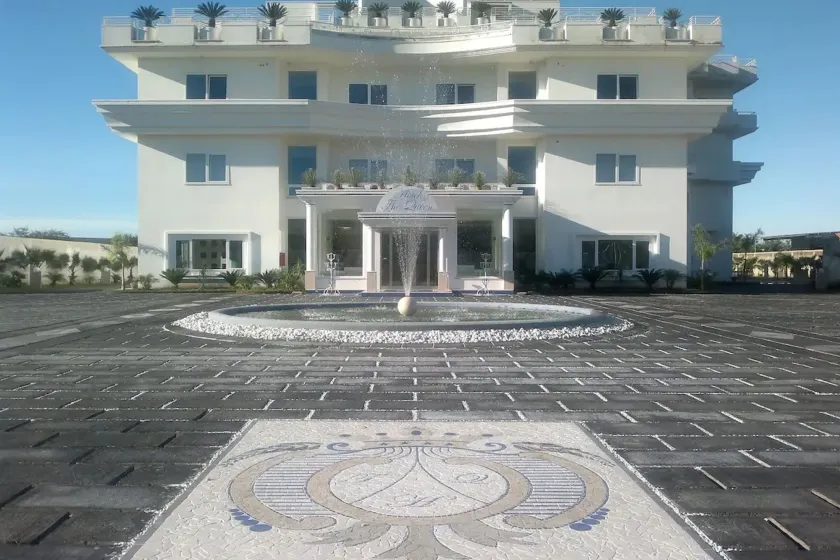 Hotel The Queen - Image 1