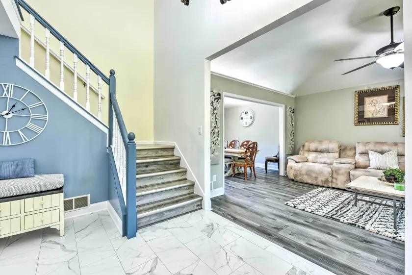 Pet-friendly Maple Grove Gem w/ Private Yard! - Interiör