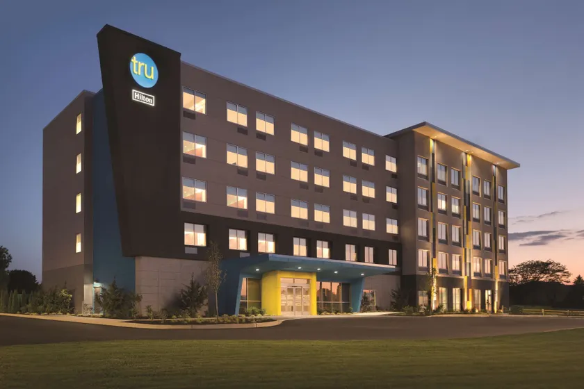 Tru by Hilton Lancaster East - Image 1
