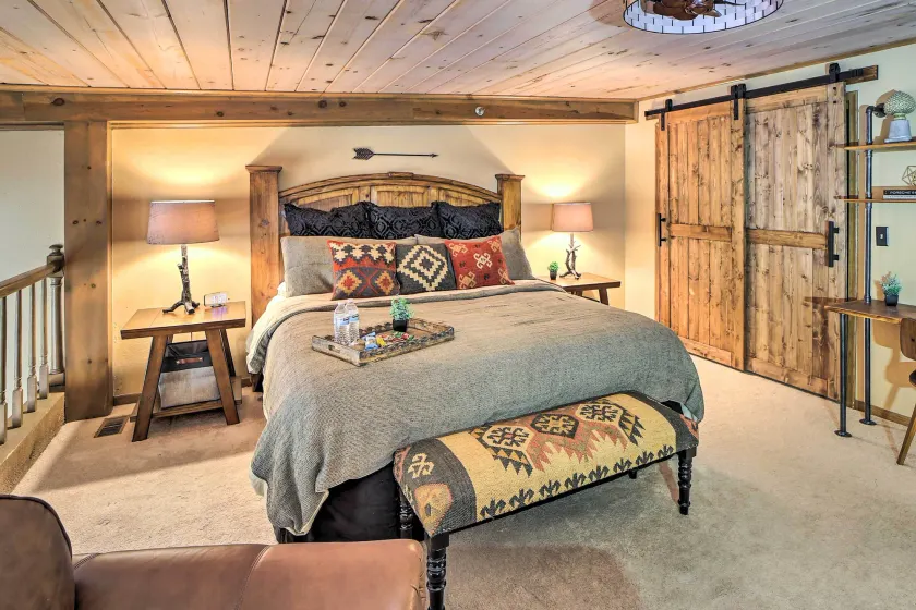 Balcony w/ Hot Tub: Monkey Island Vacation Rental! - Interiör