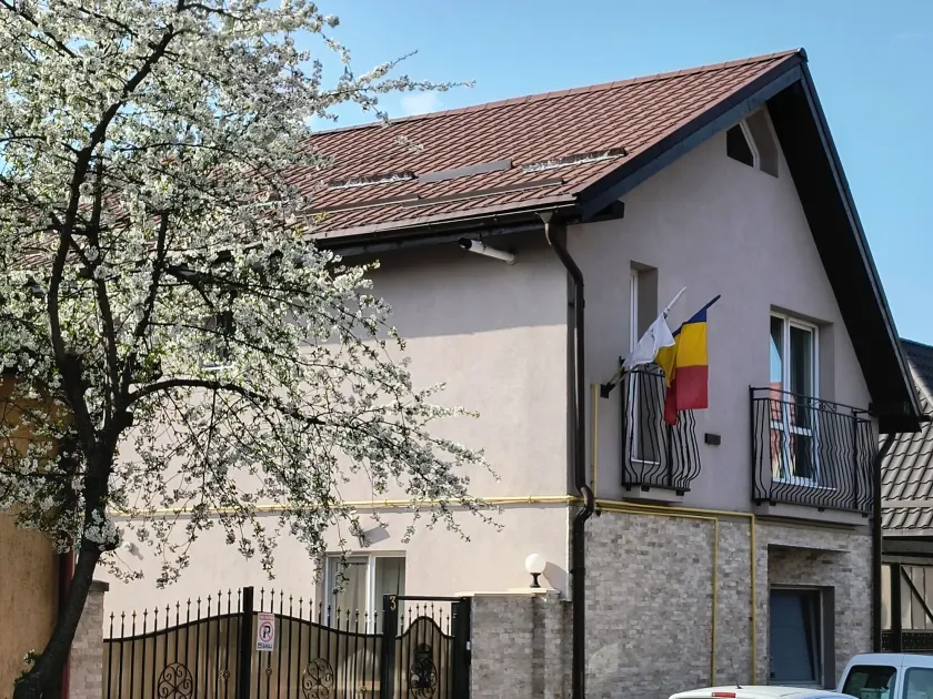 Casa Mais Brașov Guesthouse with Free Parking - Image 1