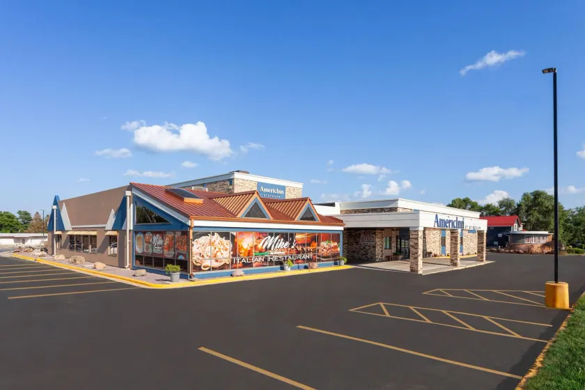 AmericInn & Suites by Wyndham Baraboo Event Center - Image 1