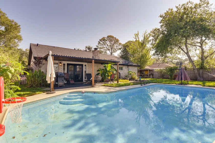 Central Seabrook Home: Pool ~ 2 Mi to Nasa Center! - Image 1
