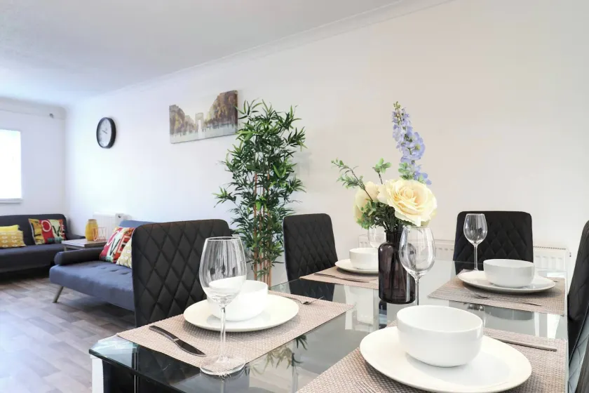 Skyvillion-STEVENAGE Amazing 3Bed House, Garden, Free Off Street Parking for 2 Cars, WiFi - Image 1