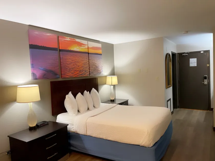 Days Inn & Suites by Wyndham Stevens Point - Image 1