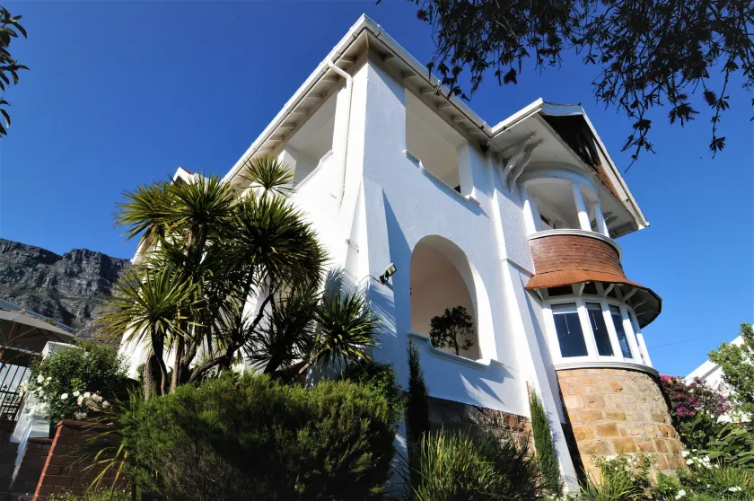 Abbey Manor Luxury Guesthouse - Image 1
