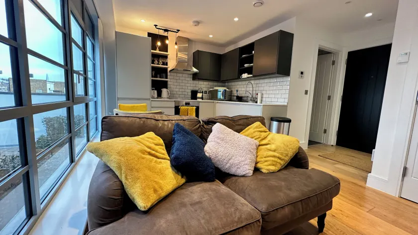 Modern & stylish 1 bedroom flat - Image 1