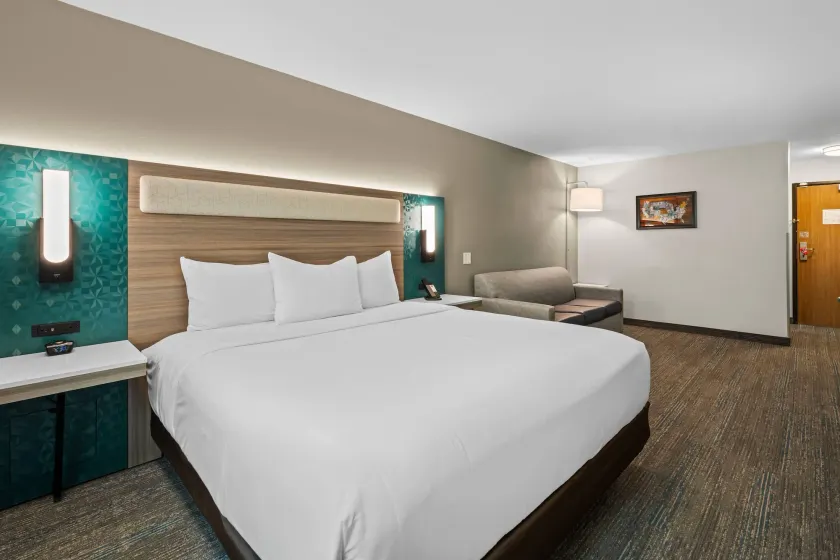 Econo Lodge Inn & Suites Santa Fe South - Image 1