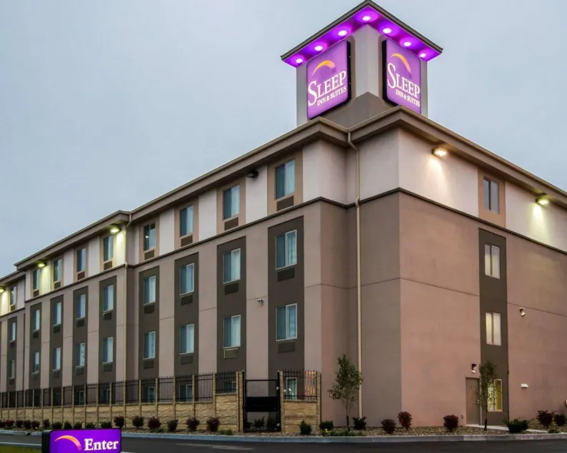Sleep Inn & Suites And Conference Center Downtown - Image 1
