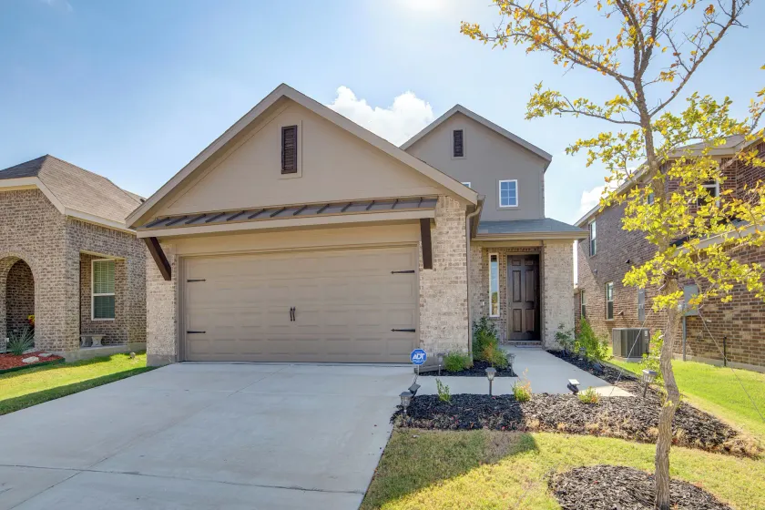 Yard & Office: Spacious Family Home in Forney - Image 1
