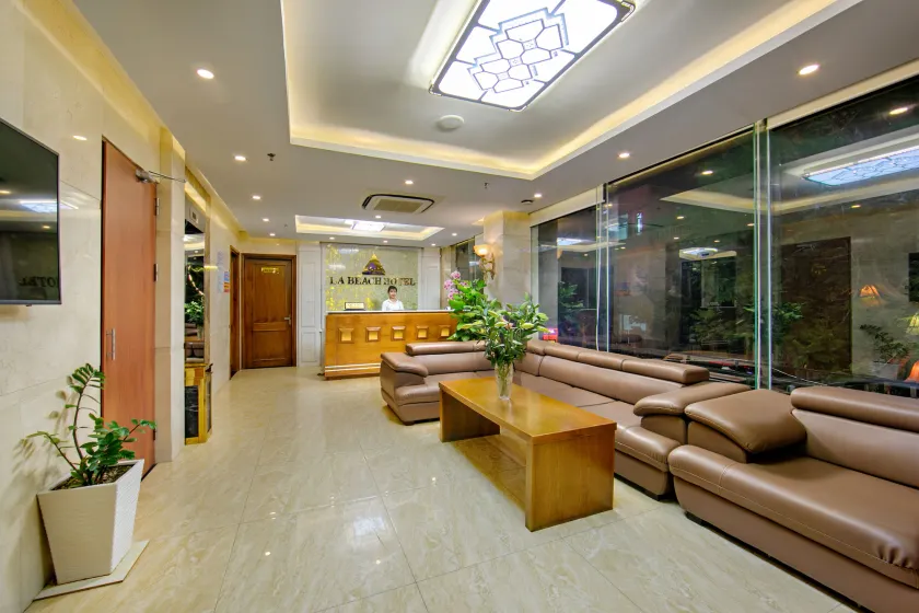 La Beach Hotel - Image 1