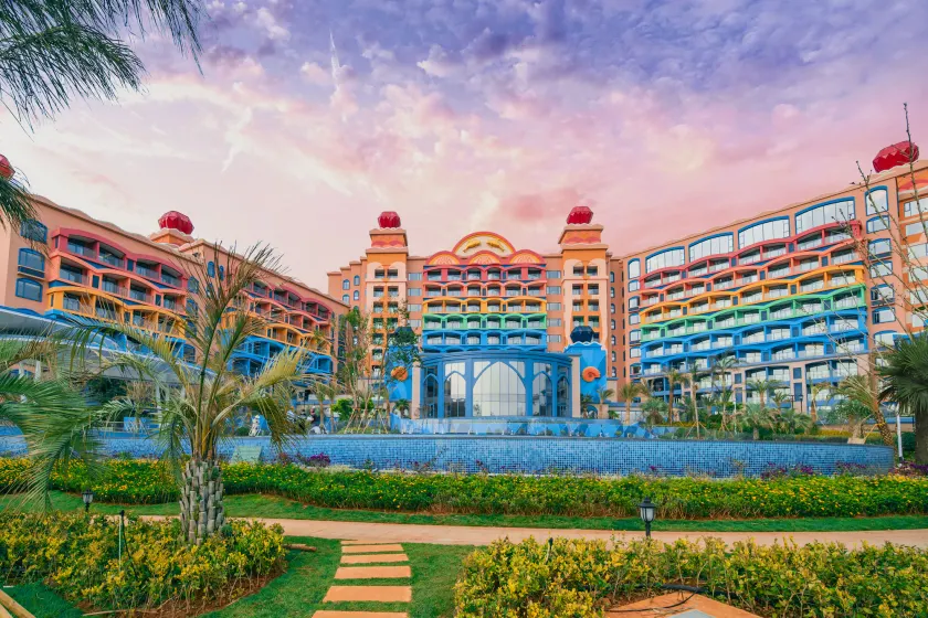 Dolphin Bay Hotel - Image 1