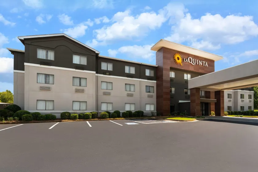 La Quinta Inn & Suites by Wyndham Jackson Airport - Pearl - Image 1
