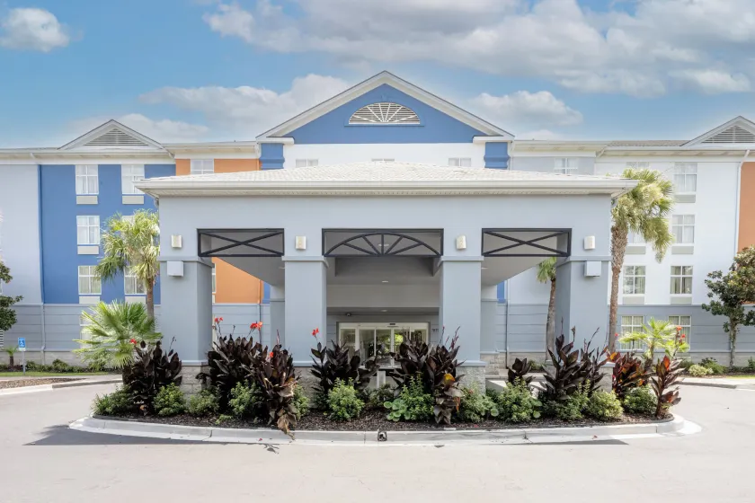 Holiday Inn Express Hotel & Suites Charleston - Northwoods by IHG - Image 1