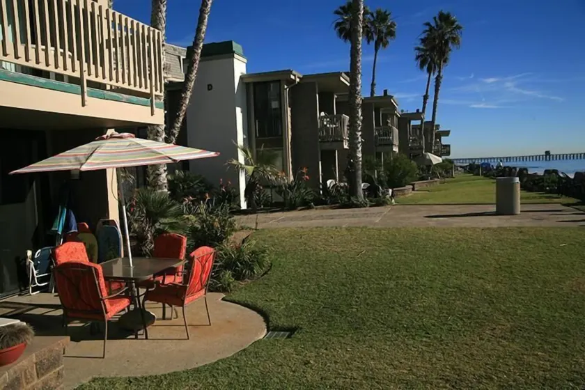 D19 -- Beachfront Bliss - Image 1