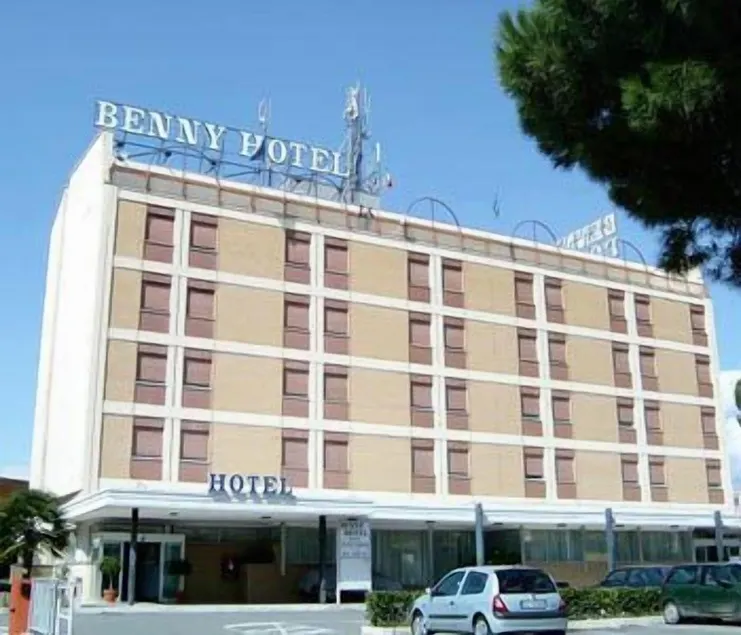 Benny Hotel - Image 1