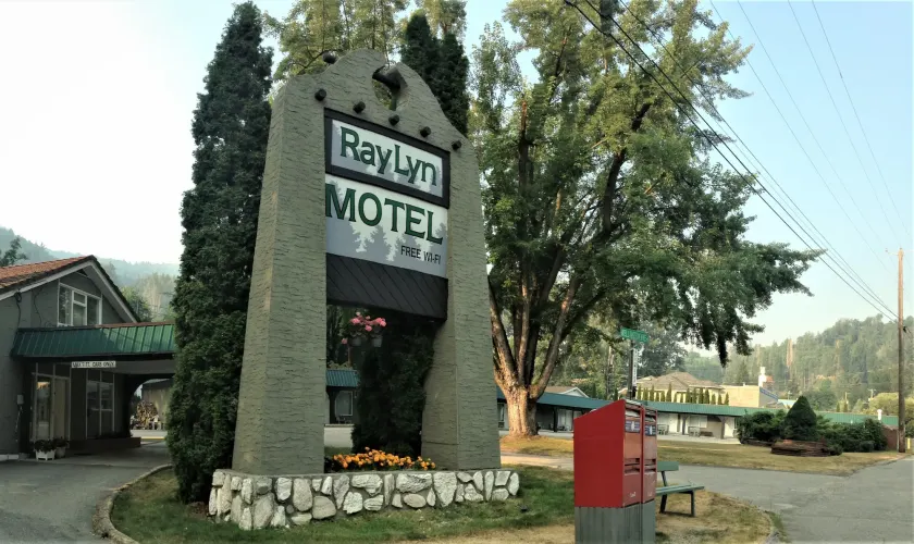 Ray Lyn Motel - Image 1