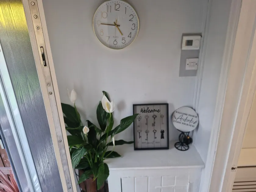 3 bed house, sleeps 5, near airport and town, outside parking free - Image 1