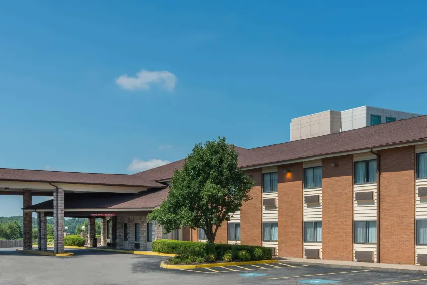 Baymont by Wyndham Metropolis - Image 1