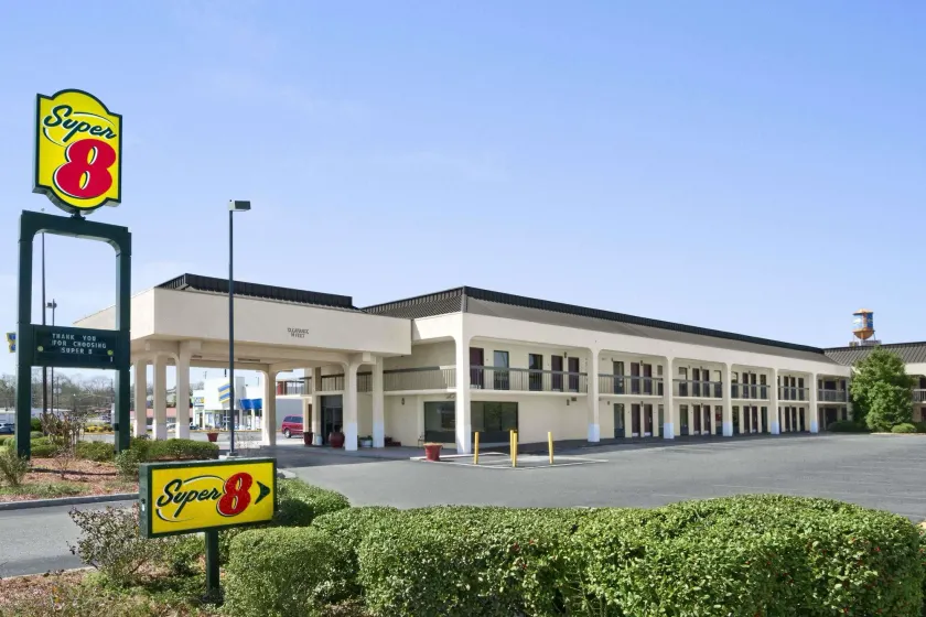 Super 8 by Wyndham Oxford - Image 1