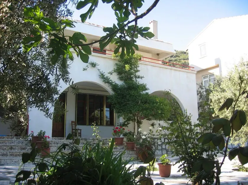 Ada-art Guesthouse - Image 1