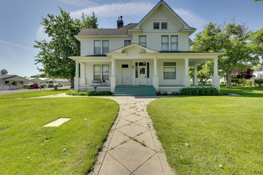 2 Mi to River: Historic Clarkston Home w/ Views! - Image 1