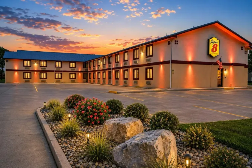 Super 8 by Wyndham Champaign - Image 1