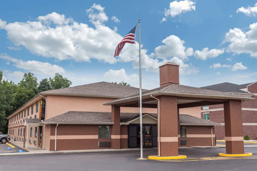 Super 8 by Wyndham Carrollton - Image 1