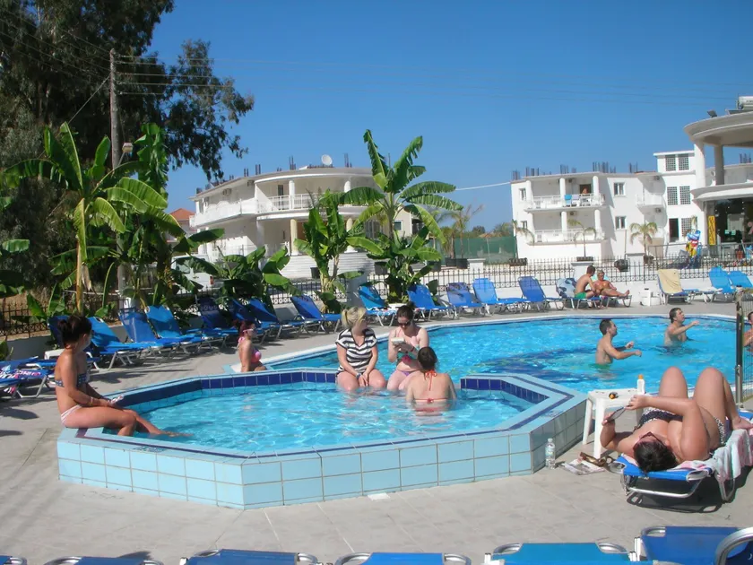 Mariana Hotel - Image 1