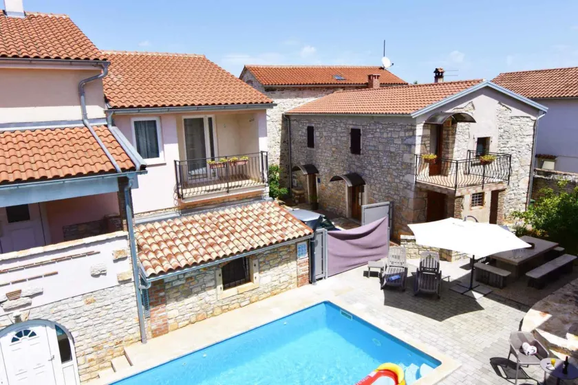Bright stay with shared pool BBQ in Tar - Image 1