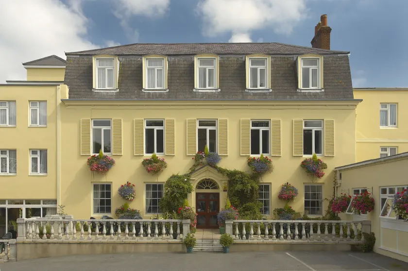 Les Rocquettes Hotel - Image 1