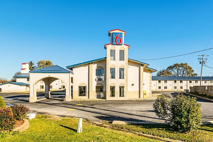 Motel 6-Urbana, IL - Image 1