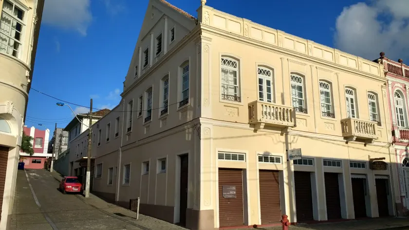 Kontiki Hotel - Image 1
