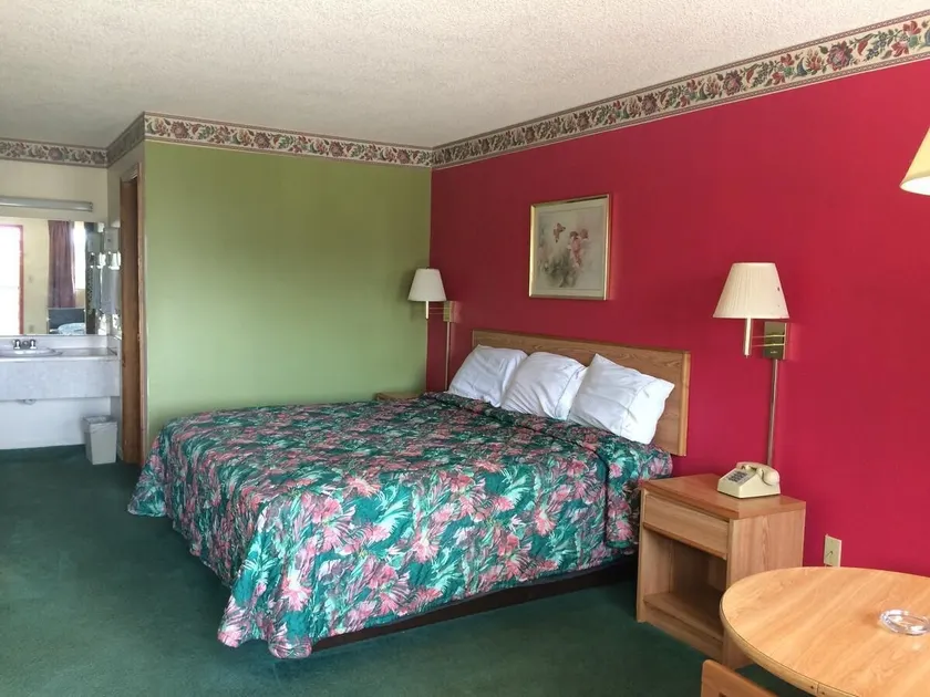 Western Motel - Camilla - Image 1