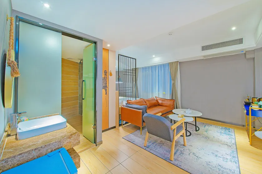 Shenzhen East Railway And Buji Subway Station Ranch Hotel - Image 1