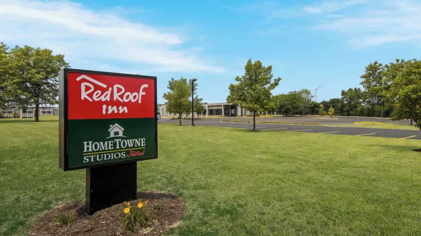 Red Roof Inn & Conference Center Chicago - Aurora Fox Valley - Image 1