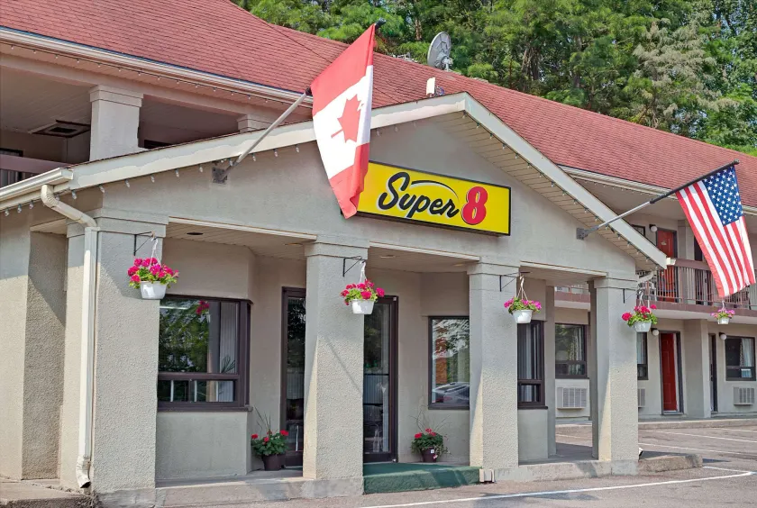 Super 8 by Wyndham Niagara Falls North - Image 1