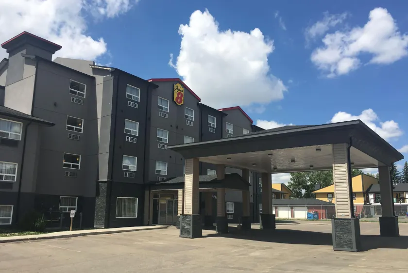 Super 8 by Wyndham Regina - Image 1