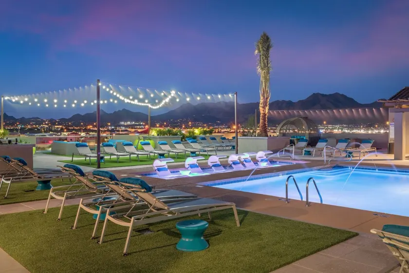 Rooftop Pool-Walk 2 shops-Dining-C4404 - Image 1